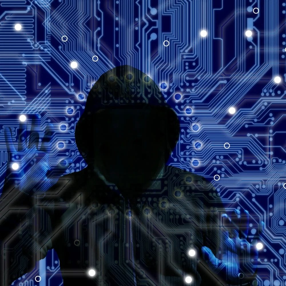 Attaccante al centro della rete compromessa worm controllato da un hacker al centro di una rete di circuiti elettronici interconnessi.